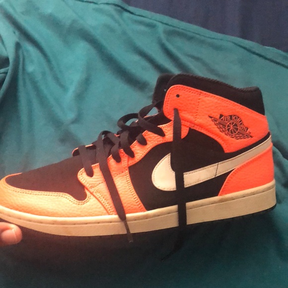 Nikes Jordan’s 1’s orange main image 4